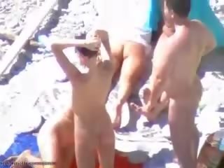 Zonnebaden strand sletten hebben sommige tiener groep x nominale video- plezier