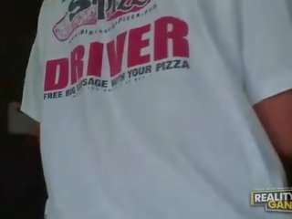 Buah dada besar amatir rambut pirang tidak mengisap penis dan titsjob untuk pizza laki-laki