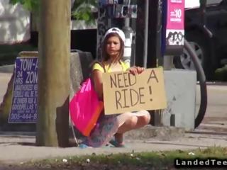 Nastolatka hitchhiker pieprzy ogromny chuj na zewnątrz pov