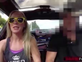 نحيل و وقحة امرأة تبيع لها سيارة و يحصل على لها كس مارس الجنس