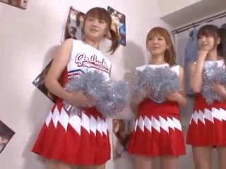 Tre stor pupper japansk cheerleaders deling pecker
