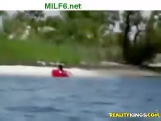 Milfhunter na njegov čoln na a sončna dan s a captivating milf na bo