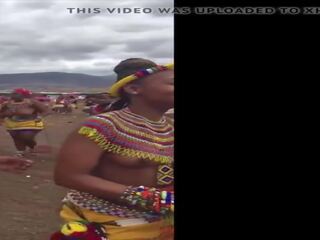 Rondborstig south afrikaans meisjes singing en dansen topless