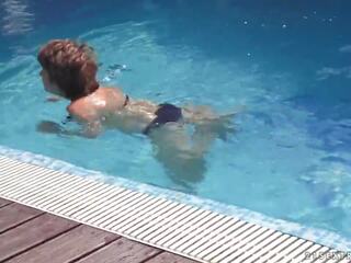 Pas mama educes ei tineri vecin în the piscina