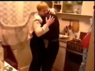 Vene booze sisse a köögis turns sisse täiskasvanud video