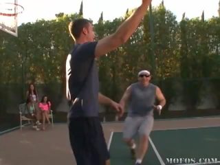 Interracial sexe en basketball tribunal vidéo