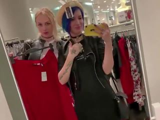 Sweetheart blows tranny in changing room