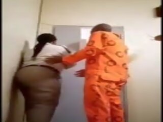 Babae bilangguan warden makakakuha ng fucked sa pamamagitan ng inmate: Libre may sapat na gulang klip b1