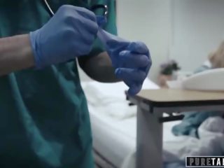 Pure tabu perv medic ger tonårs patienten vaginaen tentamen