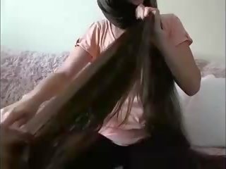 Fascinante longo cabeludo morena hairplay cabelo brush molhada cabelo