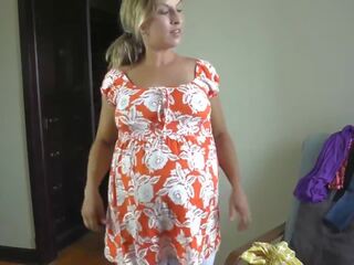 Sedusive tehotné priateľka snaží na dresses